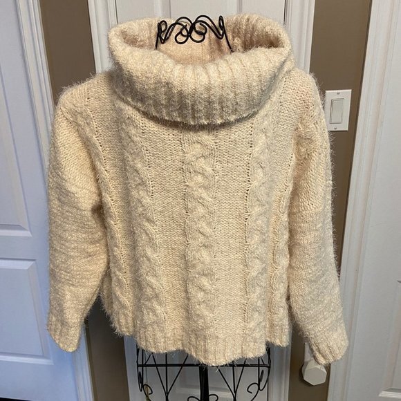 Gorgeous, Soft Cowl Neck Cable Knit Cropped Sweater. Sz L NWOT - Picture 2 of 13